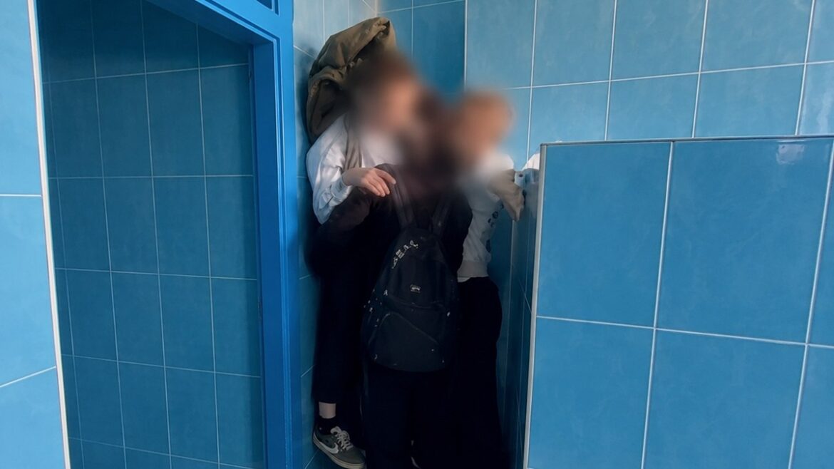 В Гродно школьники повесили подростка за трусы на крючок в туалете Буллинг в школе
