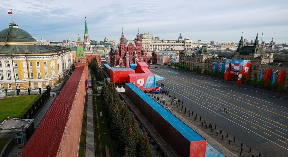 Зеленский разрешил проводить парад в Москве Красная площадь