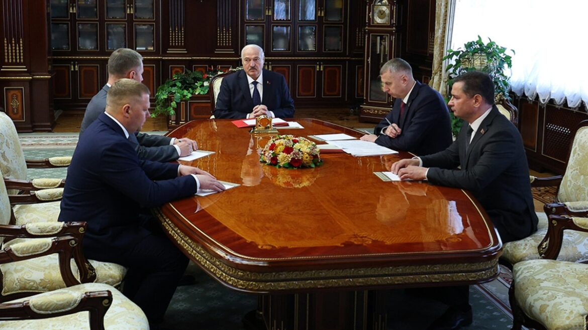 Лукашенко поменял председателей горисполкома и райисполкома Лукашенко назначил председателей
