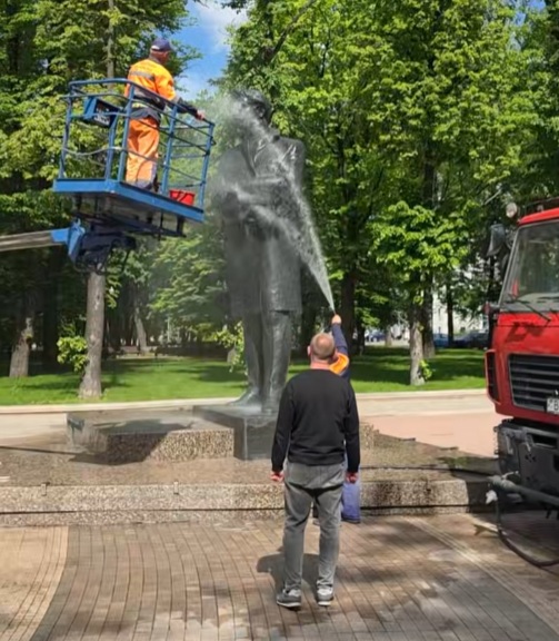 Мыюць помнік