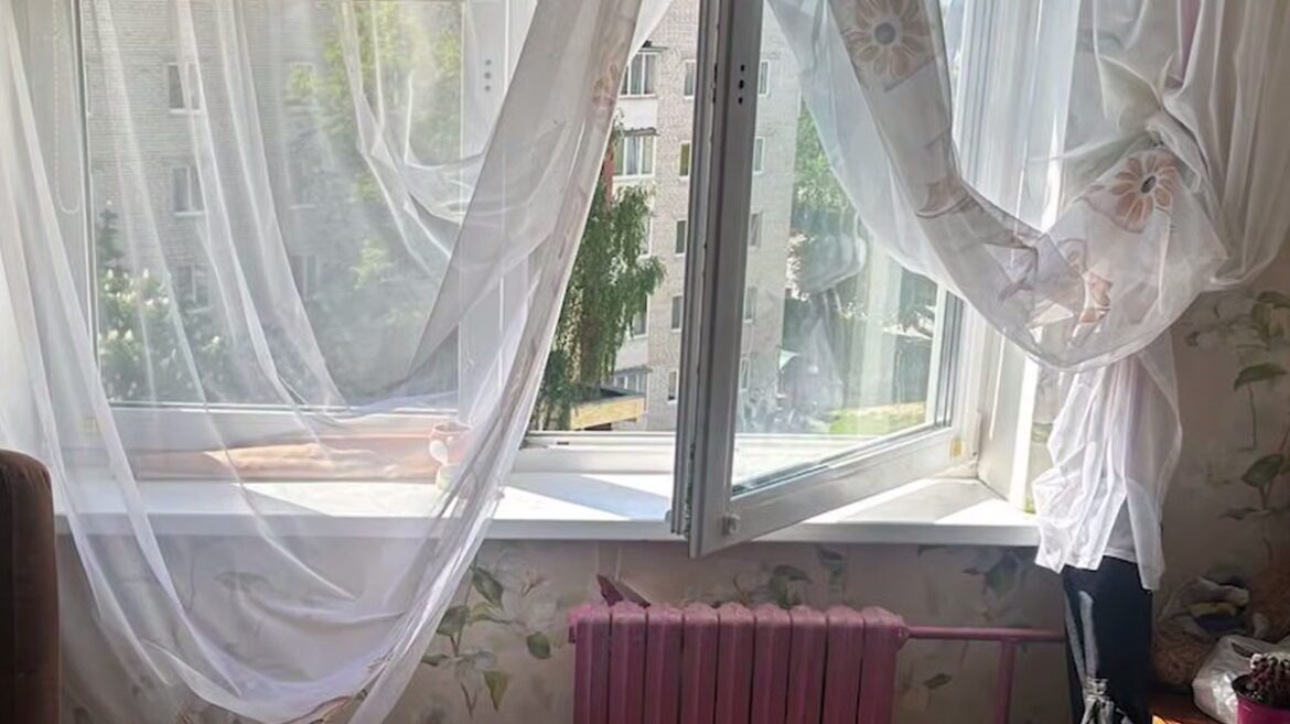 Девочка выпала из окна