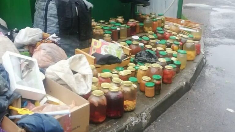 Белорусы спорят, зачем выбросили столько закаток Закатки