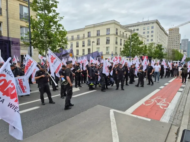 Сотрудники тюремной службы вышли на протест в Варшаве протесты