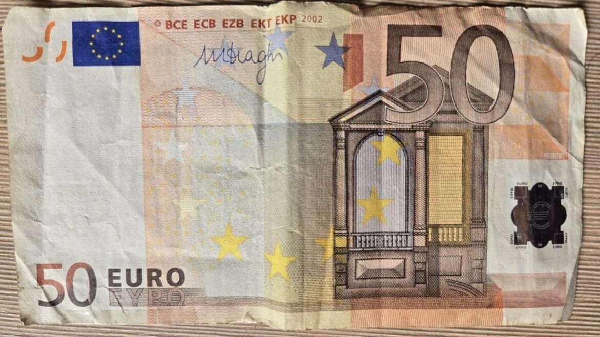 50 евро не приняли в обменнике, а клиентка так и не поняла, почему Купюра евро