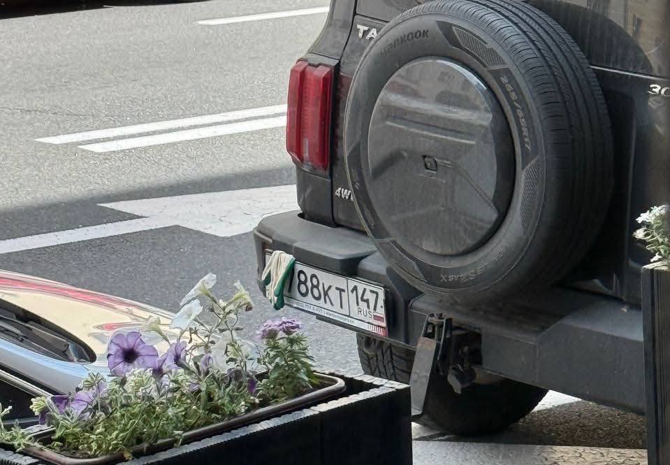 Зачем перчатку повесили на номер?