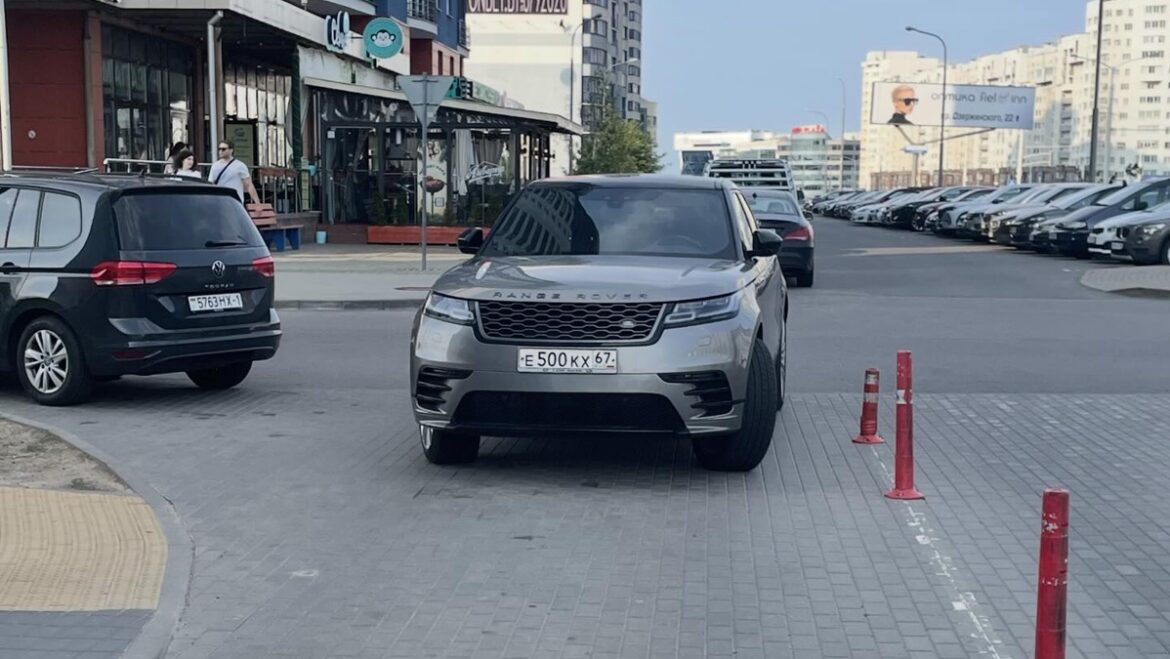 «Еду, как хочу»: российский Range Rover на блатных номерах перекрыл проезд в Минске Россиянин на блатном номере в Минске
