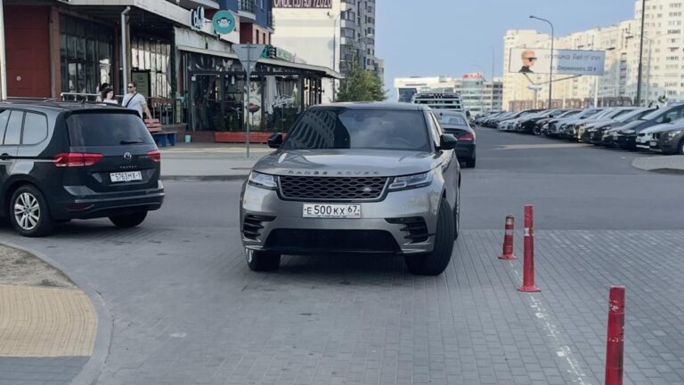 «Еду, как хочу»: российский Range Rover на блатных номерах перекрыл проезд в Минске Россиянин на блатном номере в Минске