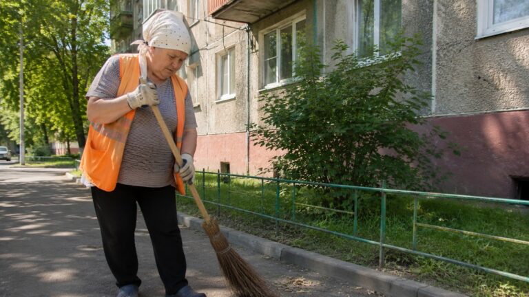 Зарплата минской дворницы: как прожить? зарплата дворника