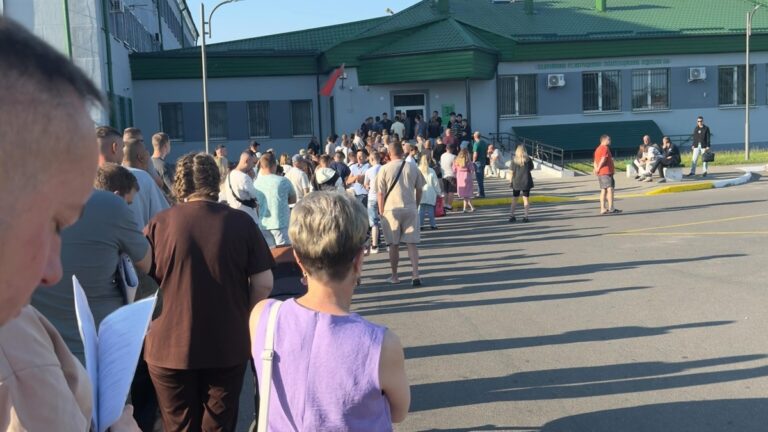 В Барановичах жалуются на очередь в МРЭО очередь в МРЭО Барановичей
